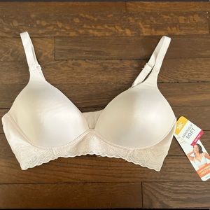 NWT Warner’s Lightly Lined Soft Lace Trim Bra 38C
